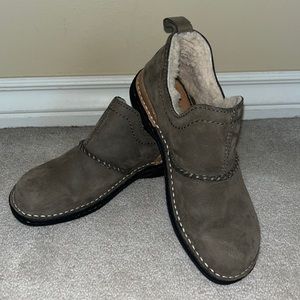 NWOT - Ladies Size 5 UGG Shoes